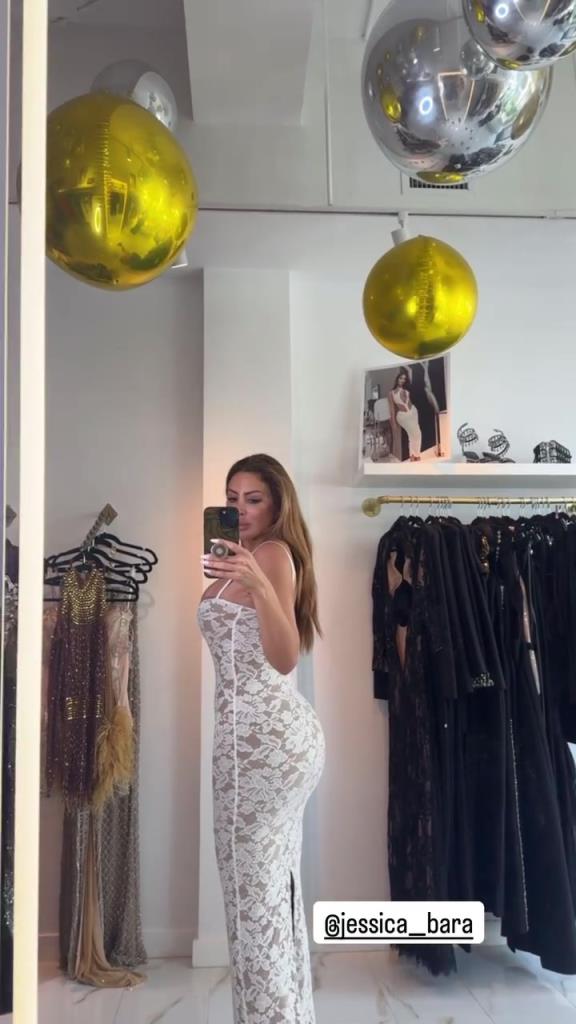 徐娘半老！皮蓬前妻穿吊帶裙自拍，這身材也太炸裂了！