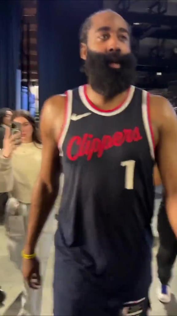 贏了！哈登賽后走回更衣室在球員通道和工作人員一一擊掌慶祝