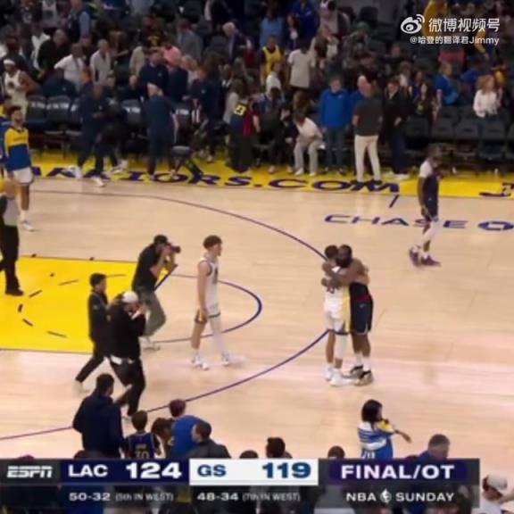 09雙雄傾盡全力！哈登和庫里賽后第一時(shí)間擁抱在一起