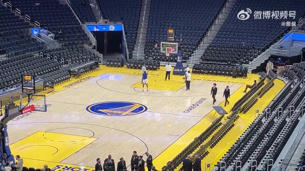 今天沒有得到出場機(jī)會(huì)！庫明加賽后還留在場地練習(xí)投籃