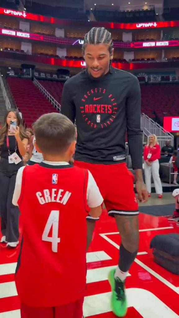 暖心偶像！小球迷賽前得到杰倫格林親簽球鞋球衣