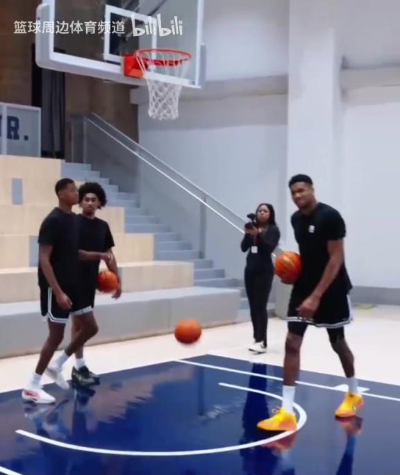 別人能學(xué)得來嗎？名場(chǎng)面：字母哥指導(dǎo)小球員籃下腳步！