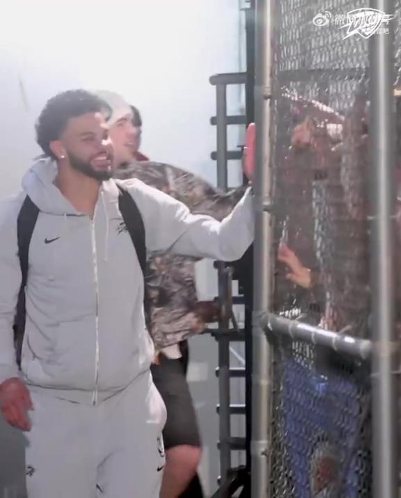 68勝歷史第五傲人戰(zhàn)績(jī)！雷霆全員回到OKC，當(dāng)?shù)厍蛎詿崆榻訖C(jī)