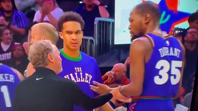 下課導(dǎo)火索？主帥布登此前抓住KD手臂要說什么，被一把甩開！