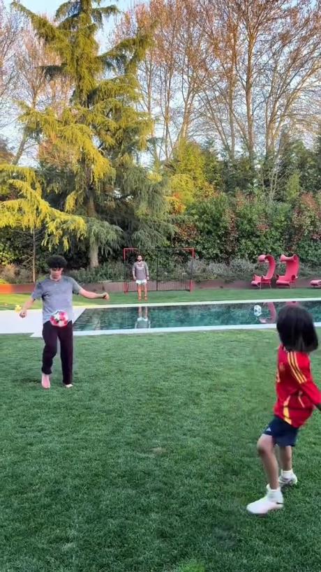 馬塞洛和兒子隔水相傳！大兒子腳法有點東西的！