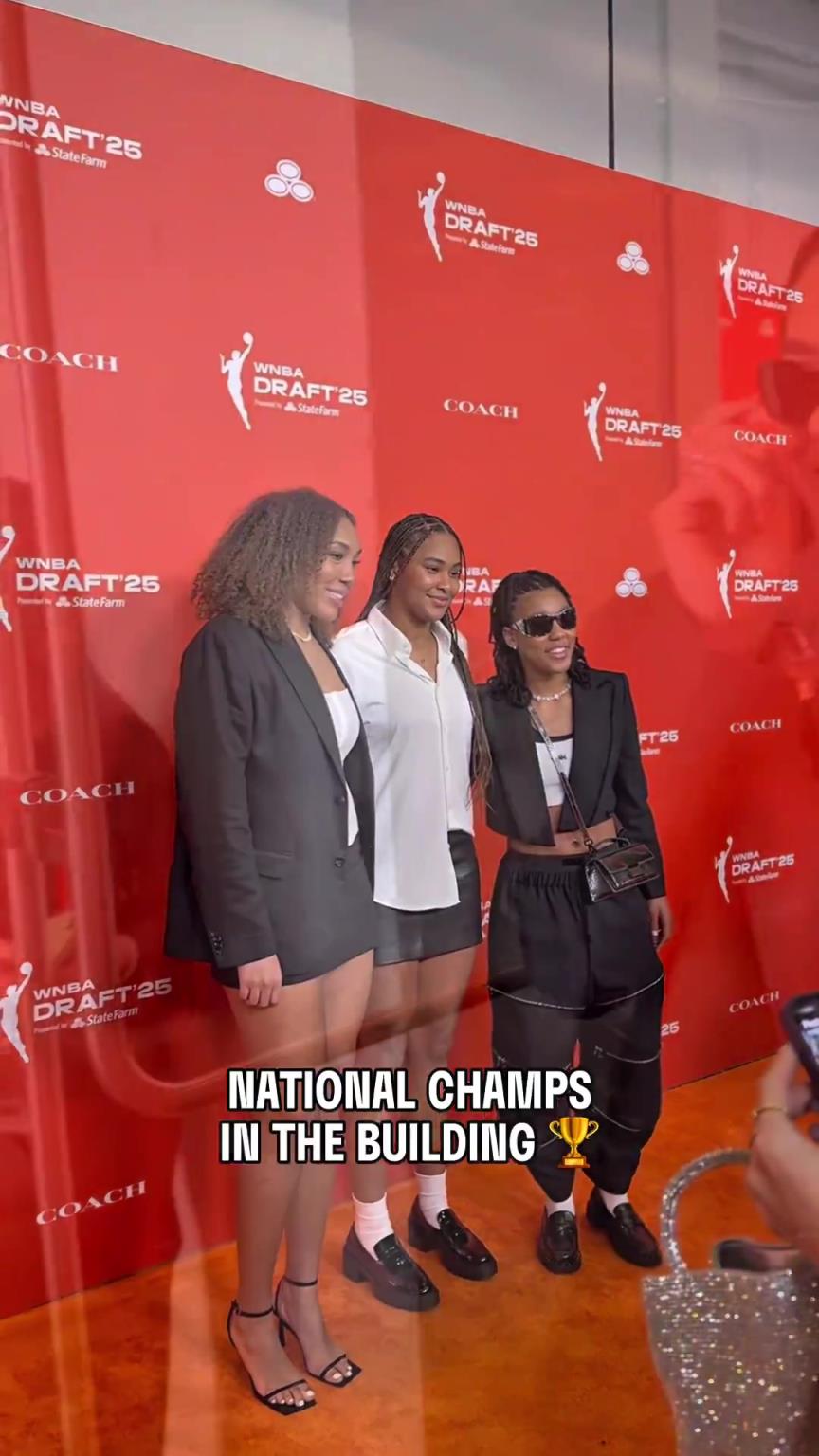 吧友們有喜歡的嗎？WNBA選秀大會(huì)上，到處都有靚麗的風(fēng)景線