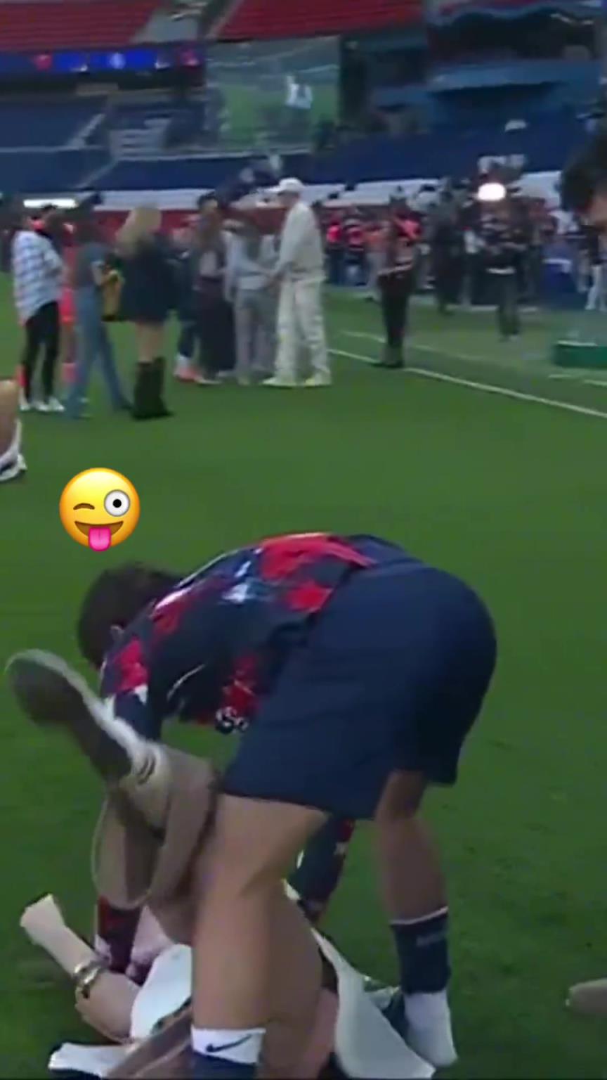 玩這么花?。績?nèi)維斯在家人面前把自己女友按倒在地