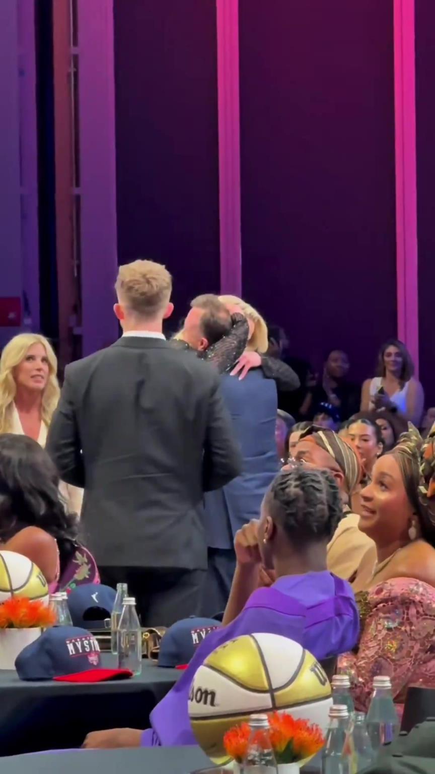 吧友們想看的正臉來(lái)了！薩格斯的女友海莉被選中后感覺快哭了