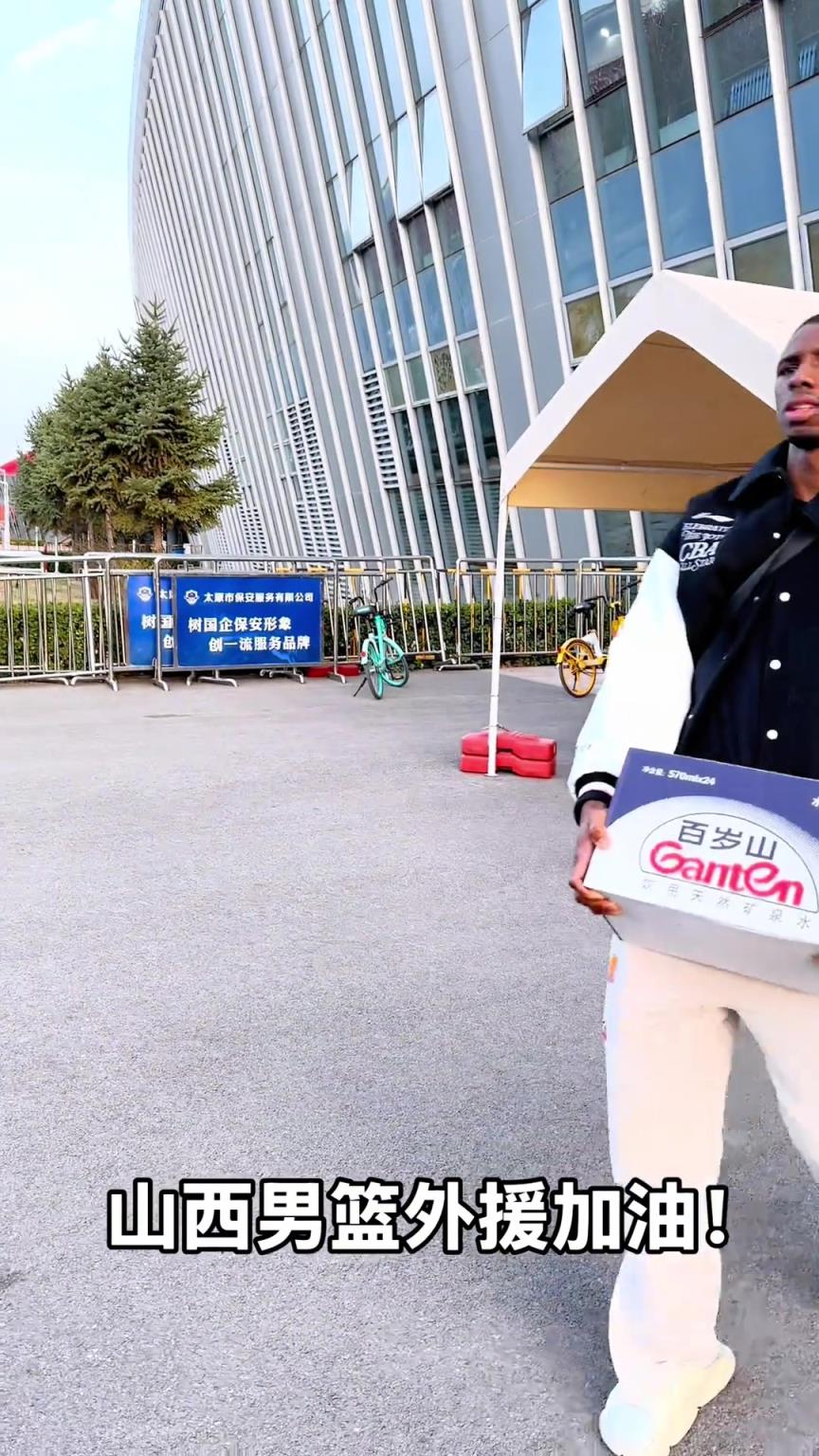 不是！你們山西外援合同還包括搬水的？