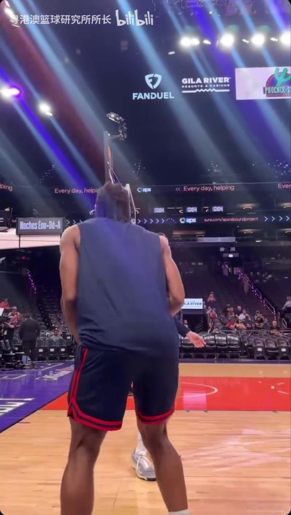 機器人級別的靜態(tài)身體！近距離看小卡的賽前熱身！