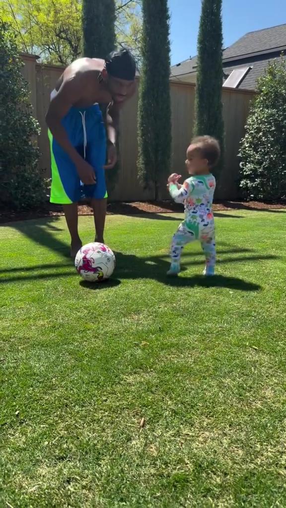 足球要從娃娃抓起！SGA帶娃踢足球，小孩摔倒時鼓掌“嘲笑”！